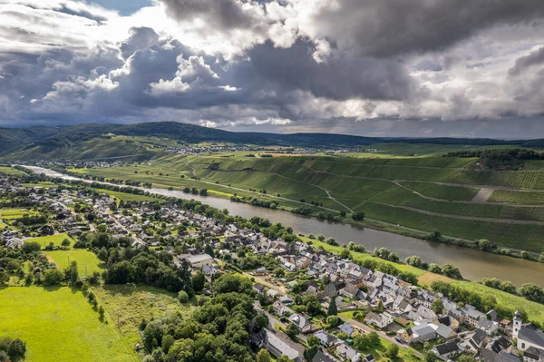 Widok Powietrza Krajobraz Nadrenii Palatynatu Niemcy Nad Rzeką Moselle Miejscowością Zdjęcia Stockowe bez tantiem