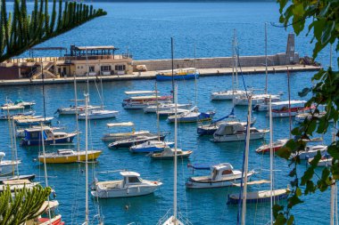 Karadağ 'ın Herceg Novi limanında yatlar. Kotor Körfezi, Adriyatik Denizi. Harika bir turistik yer. Güzel yaz manzarası.