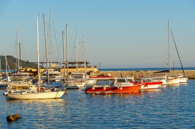Karadağ 'ın Herceg Novi limanında yatlar. Kotor Körfezi, Adriyatik Denizi. Harika bir turistik yer. Güzel bir yaz günbatımı.