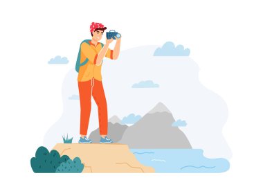 İnsan yürüyüşçüsü doğa manzarasının fotoğrafını çekiyor. Sırt çantalı gezgin elinde kamera, su manzarası çekiyor.