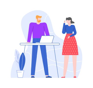 Ofis arkadaşları birlikte çalışıyor, sohbet yöneticisi adam.