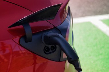 Kırmızı elektrik prizi olan benzin istasyonu.