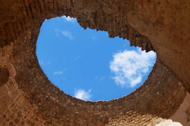 Kalenin ortasındaki antik Rabat şatosu.