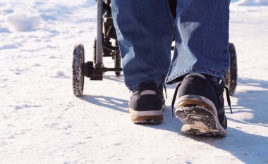 Kışın kar ve bebek arabasında bir adam