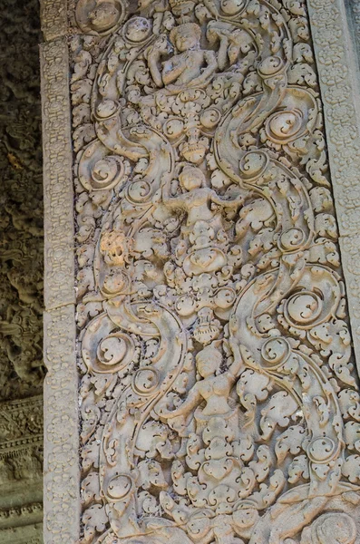 アンコール ワットの美しい彫刻扉 — ストック写真