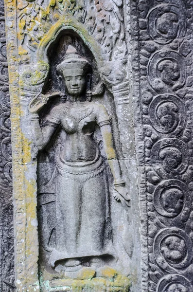 Piękna rzeźba starożytnego na kamieniu w Angkor wat — Zdjęcie stockowe