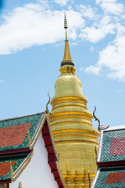 Close up the pagoda of Wat Phra That Hariphunchai — Stock Photo, Image