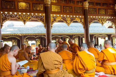 Taylandlı genç erkekler değiştirmek serisi koordinasyon töreni