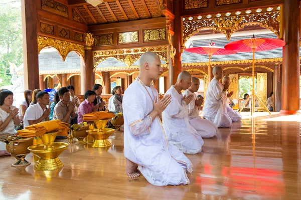 Série de la cérémonie d'ordination qui changent les jeunes hommes thaïlandais — Photo