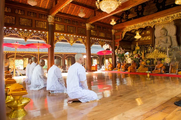 Reihe der Ordinationszeremonien, die die thailändischen jungen Männer verändern — Stockfoto