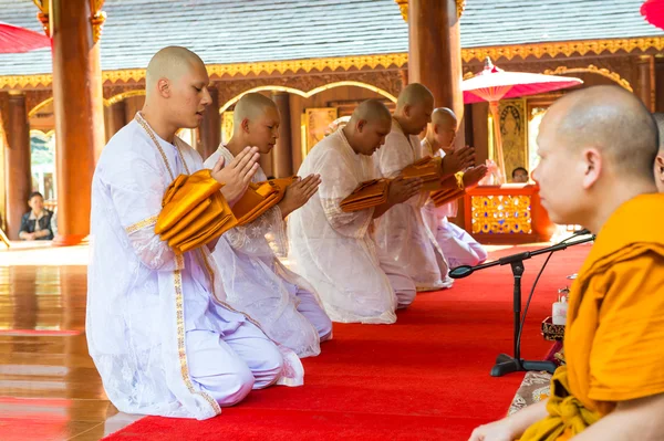 Série de la cérémonie d'ordination qui changent les jeunes hommes thaïlandais — Photo