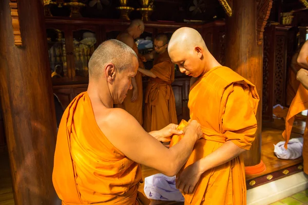 Série de la cérémonie d'ordination qui changent les jeunes hommes thaïlandais — Photo