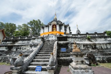 the ancient pagoda at Wat Phra Yuen