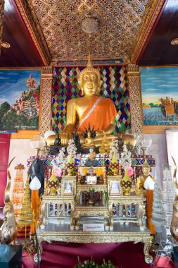 the beautiful Buddha statue at Wat Jamadhev