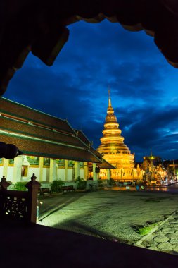 Wat Phra ki Hariphunchai twilight saat içinde