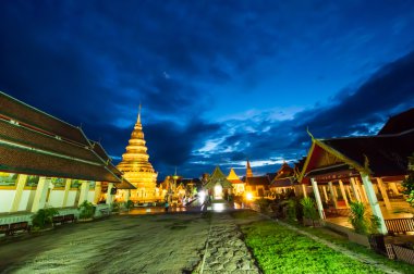 Wat Phra ki Hariphunchai twilight saat içinde