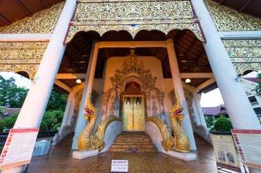 portrait front view of the beautiful temple at Wat Jedi Luang