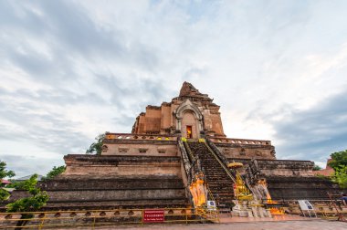 çok büyük pagoda Wat Jedi Luang adlı görünümünü manzara