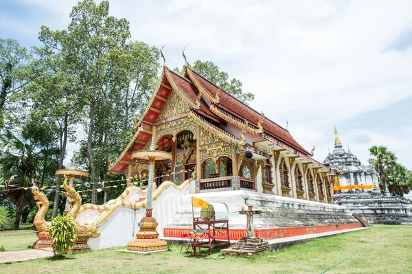 Belo templo e pagode antigo em Wat Phra Yuen — Fotografia de Stock