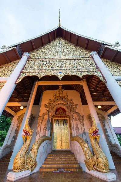 Portrait front view of the beautiful temple at Wat Jedi Luang — Stockfoto