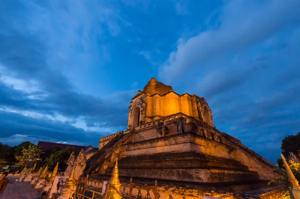 Pohled na krajinu velmi velký pagoda na Wat Jedi Luang — Stock fotografie