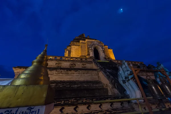 Nachtansicht der sehr großen Pagode am wat jedi luang — Stockfoto