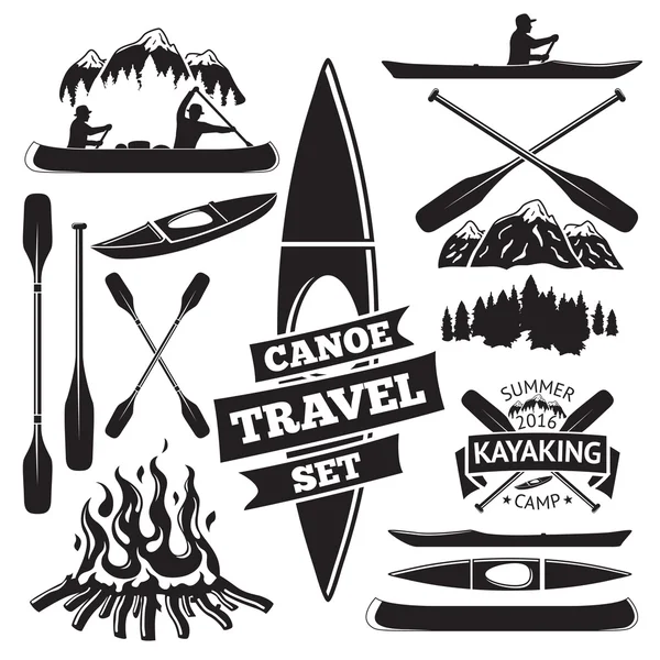 Conjunto de elementos de diseño en canoa y kayak. Dos hombres en un bote, remos, montañas, fogata, bosque, etiqueta. Vector — Vector de stock