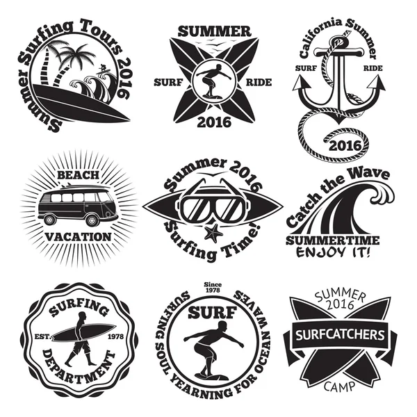 Uppsättning av vintage surfing etiketter med - surfbräda, surfare, palmer, ankare, solglasögon, wave etc. Vektor — Stock vektor
