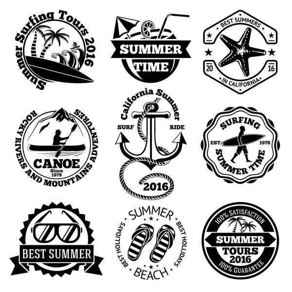 Conjunto de etiquetas de viaje de verano con surf, canoa, ancla, gafas de sol, palmas, etc. Vector — Archivo Imágenes Vectoriales