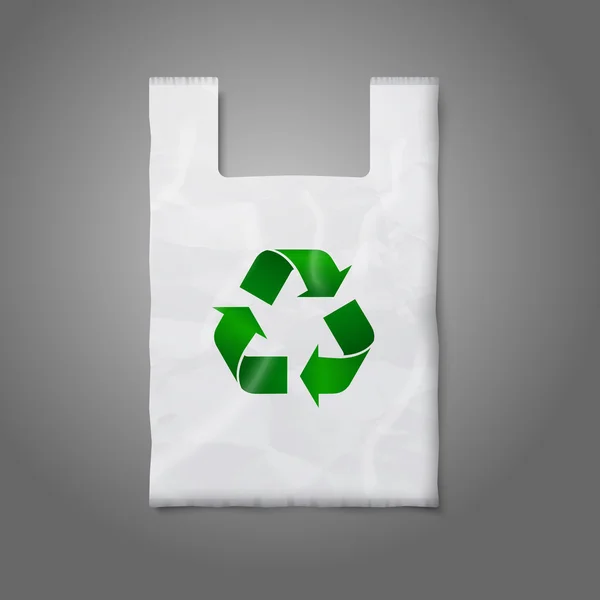 Bolsa de plástico blanco en blanco con letrero de reciclaje verde, aislada en gris para su diseño y marca. Vector — Vector de stock