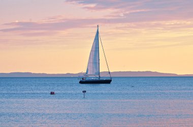 Balaton Gölü günbatımında yelkenli ile