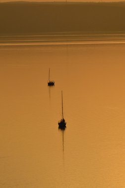 Balaton Gölü batımında Yelkenliler