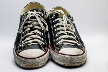 Eski ve yıpranmış spor ayakkabıları