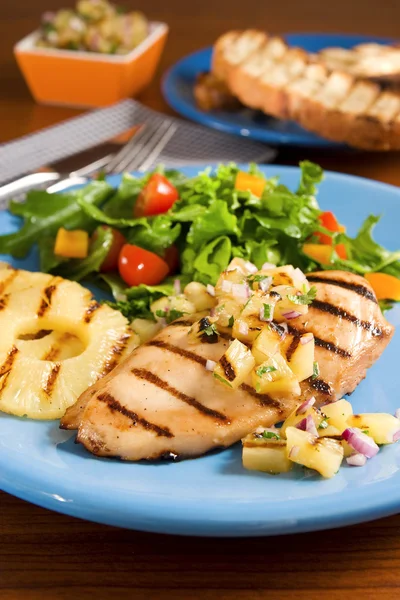 Chicken with pineapple salsa — Stock Photo, Image