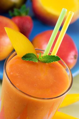 Mango çilekli smoothie