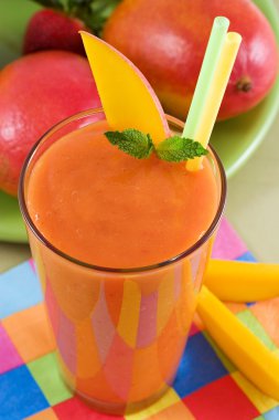 Mango çilekli smoothie