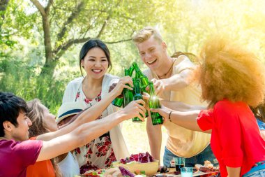 Yaz bira içme arkadaş grubu içinde Bahçe partisi