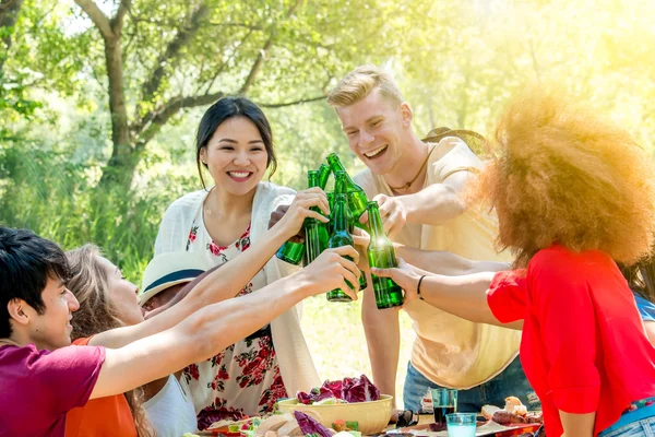 Yaz bira içme arkadaş grubu içinde Bahçe partisi