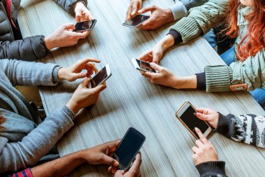 akıllı telefonlar yüksek açı görünümü kullanarak eller