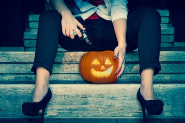 Cadılar Bayramı Balkabağı karşı elinde bir silah kadın