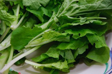 Beyaz tabakta taze organik marul.