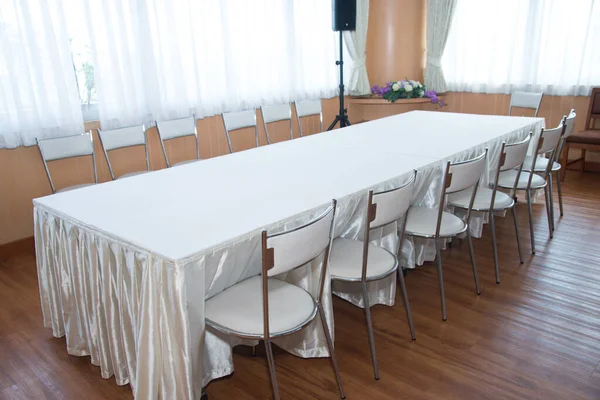 Toplantı için sandalyeli beyaz masa
