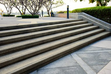 Parkta yürüyen bir merdiven.