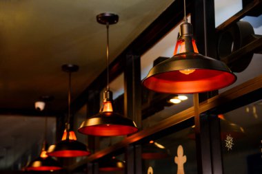 Bahçedeki kafede tavan lambası.