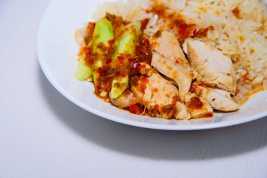 Tavuklu pilav beyaz tabakta