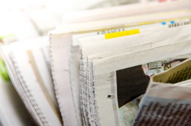 Beyaz arka planda bir kutuda eski bir gazete