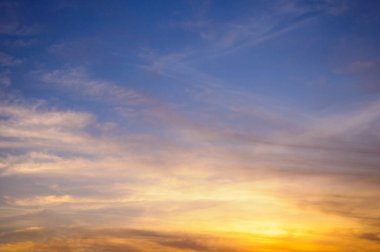 Akşam gökyüzü Güneş batıyor