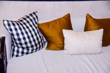 Beyaz bir kanepede renkli yastıklar