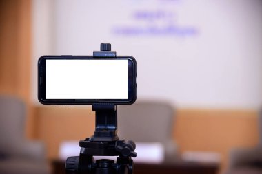 Akıllı telefon toplantı odasında canlı olarak iş sonuçlarını yayınlıyor.