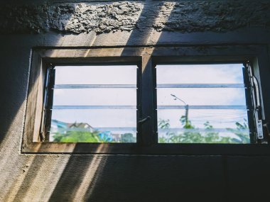 Beton duvardaki pencere parlıyor